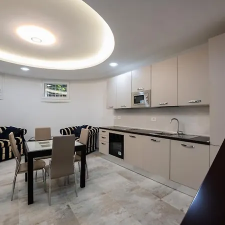 Apartment Near Public Transportation *