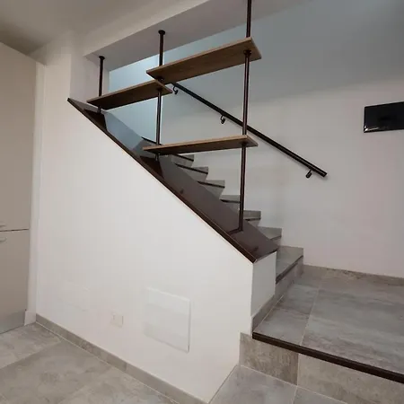 Near Public Transportation Apartment Rom