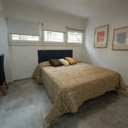 Apartment Near Public Transportation Rom